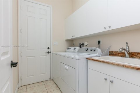House in Cooper City, Florida 3 bedrooms, 195.47 sq.m. № 1750375 - photo 21