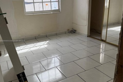 Casa en venta en Hialeah, Florida, 3 dormitorios, 130.06 m2 № 1943583 - foto 9