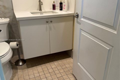 Casa en venta en Hialeah, Florida, 3 dormitorios, 130.06 m2 № 1943583 - foto 10