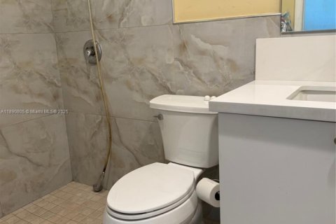Casa en venta en Hialeah, Florida, 3 dormitorios, 130.06 m2 № 1943583 - foto 11