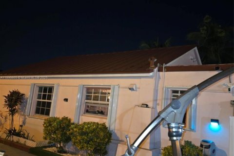 Casa en venta en Hialeah, Florida, 3 dormitorios, 130.06 m2 № 1943583 - foto 20