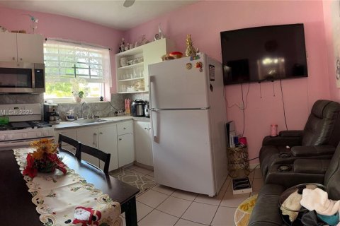 Casa en venta en Hialeah, Florida, 3 dormitorios, 130.06 m2 № 1943583 - foto 13
