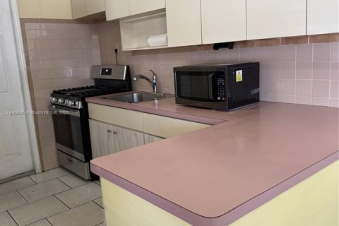 Casa en venta en Hialeah, Florida, 3 dormitorios, 130.06 m2 № 1943583 - foto 6