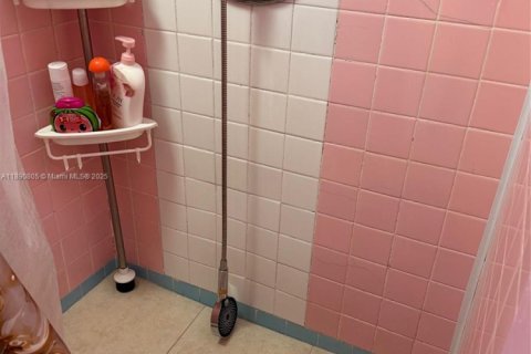 Casa en venta en Hialeah, Florida, 3 dormitorios, 130.06 m2 № 1943583 - foto 15