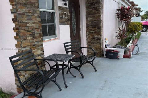 Casa en venta en Hialeah, Florida, 3 dormitorios, 130.06 m2 № 1943583 - foto 3