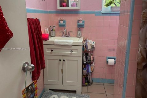 Casa en venta en Hialeah, Florida, 3 dormitorios, 130.06 m2 № 1943583 - foto 14