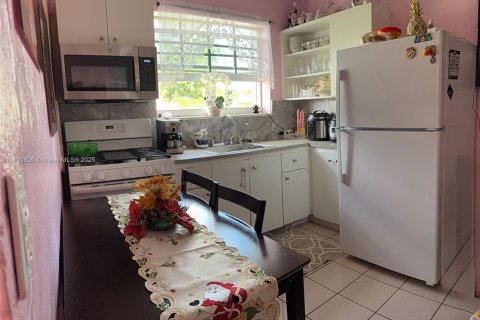 Casa en venta en Hialeah, Florida, 3 dormitorios, 130.06 m2 № 1943583 - foto 12