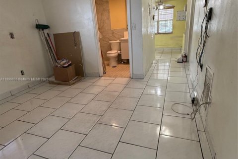 Casa en venta en Hialeah, Florida, 3 dormitorios, 130.06 m2 № 1943583 - foto 7