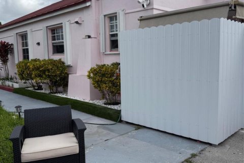 Casa en venta en Hialeah, Florida, 3 dormitorios, 130.06 m2 № 1943583 - foto 4