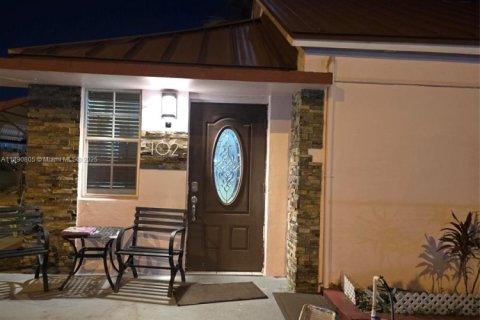 Casa en venta en Hialeah, Florida, 3 dormitorios, 130.06 m2 № 1943583 - foto 1