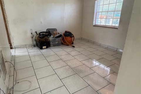 Casa en venta en Hialeah, Florida, 3 dormitorios, 130.06 m2 № 1943583 - foto 8