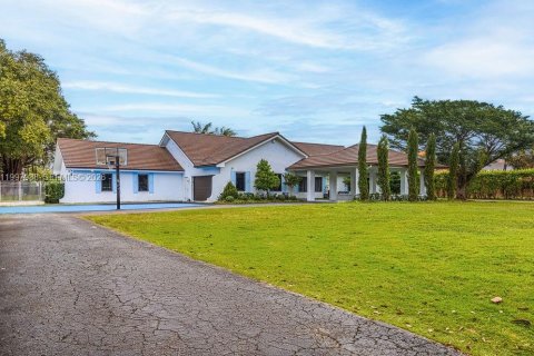 Дом в Майами, Флорида 4 спальни, 504.83м2 № 2067776