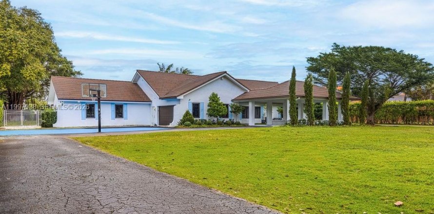 Дом в Майами, Флорида 4 спальни, 504.83м2 № 2067776