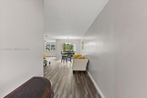 Casa en venta en Lauderhill, Florida, 3 dormitorios, 166.3 m2 № 2002010 - foto 2