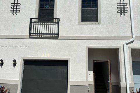 Townhouse in Florida City, Florida 3 bedrooms № 1956859 - photo 1