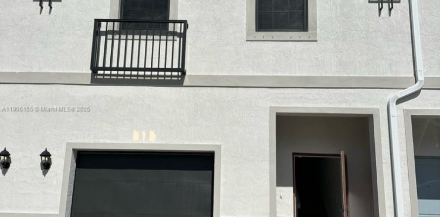 Townhouse in Florida City, Florida 3 bedrooms № 1956859