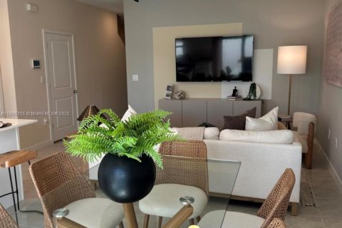 Townhouse in Florida City, Florida 3 bedrooms № 1956859 - photo 10