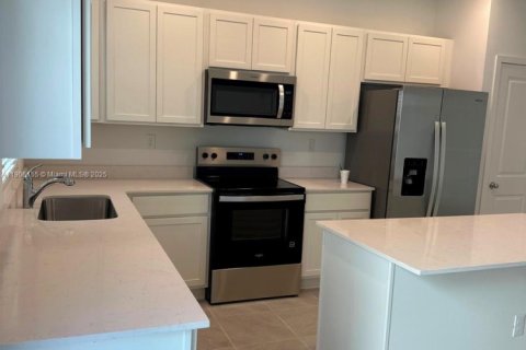 Townhouse in Florida City, Florida 3 bedrooms № 1956859 - photo 7