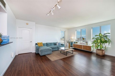 Condo in Miami, Florida, 2 bedrooms № 1989647 - photo 4