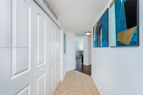 Condo in Miami, Florida, 2 bedrooms № 1989647 - photo 10