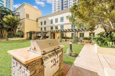 Condo in Miami, Florida, 2 bedrooms № 1989647 - photo 13