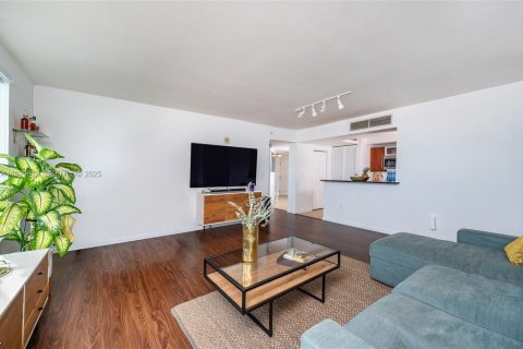 Condo in Miami, Florida, 2 bedrooms № 1989647 - photo 5