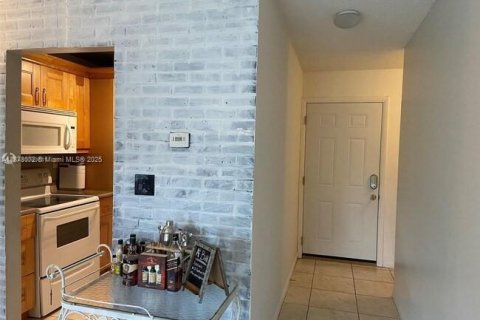 Condo in Coral Springs, Florida, 1 bedroom  № 1923080 - photo 6