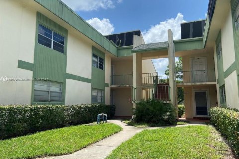 Condo in Coral Springs, Florida, 1 bedroom  № 1923080 - photo 1