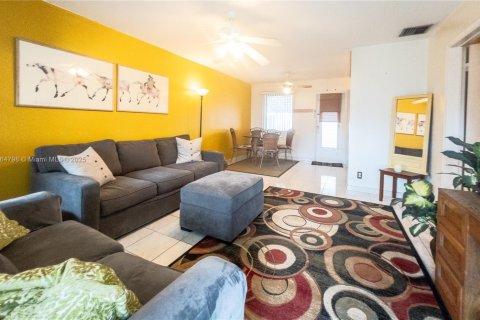 Condominio en alquiler en Hollywood, Florida, 1 dormitorio, 56.86 m2 № 1893077 - foto 3