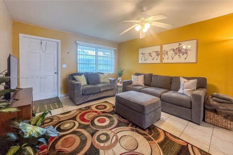 Condominio en alquiler en Hollywood, Florida, 1 dormitorio, 56.86 m2 № 1893077 - foto 2