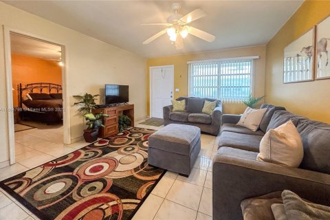 Condominio en alquiler en Hollywood, Florida, 1 dormitorio, 56.86 m2 № 1893077 - foto 1