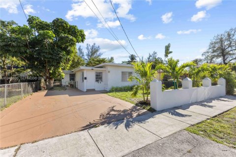 Коммерческая недвижимость в Майами, Флорида 138.98м2 № 2005908