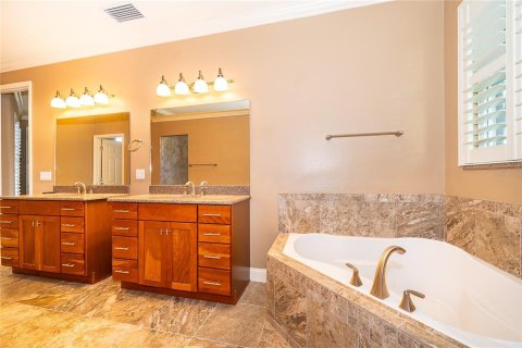House in Grand Island, Florida 3 bedrooms, 221.39 sq.m. № 2196087 - photo 26