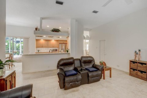 House in Palm Harbor, Florida 4 bedrooms, 271.46 sq.m. № 1900129 - photo 9