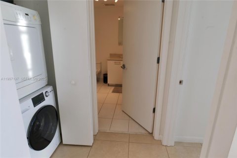 Condo in Miami, Florida, 1 bedroom  № 1963650 - photo 27