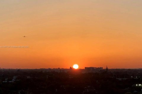 Condo in Miami, Florida, 1 bedroom  № 1963650 - photo 13