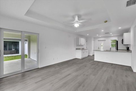 House in Punta Gorda, Florida 2 bedrooms, 89.37 sq.m. № 2103317 - photo 9