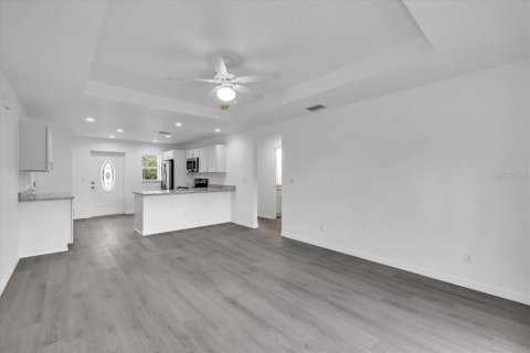 House in Punta Gorda, Florida 2 bedrooms, 89.37 sq.m. № 2103317 - photo 8