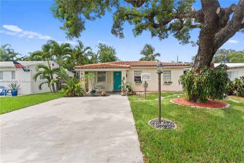 Casa en venta en Hollywood, Florida, 4 dormitorios, 152.64 m2 № 1855284 - foto 1