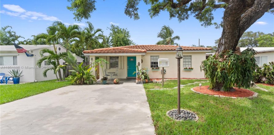 House in Hollywood, Florida 4 bedrooms, 152.64 sq.m. № 1855284