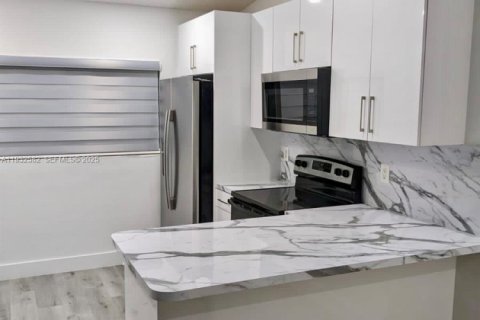 Copropriété à louer à Hialeah, Floride: 2 chambres, 91.04 m2 № 1991001 - photo 7