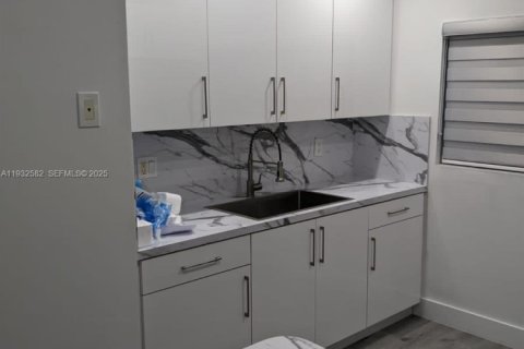 Copropriété à louer à Hialeah, Floride: 2 chambres, 91.04 m2 № 1991001 - photo 1