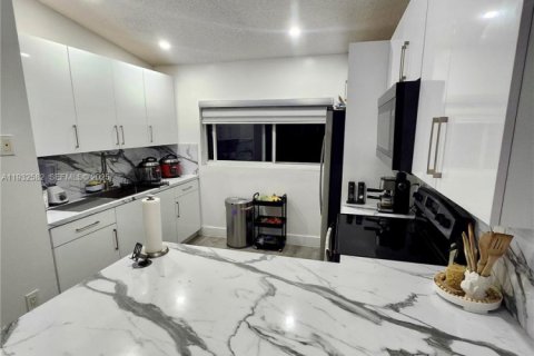 Copropriété à louer à Hialeah, Floride: 2 chambres, 91.04 m2 № 1991001 - photo 2