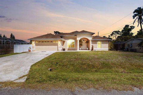 House in Venice, Florida 3 bedrooms, 169.27 sq.m. № 2142014