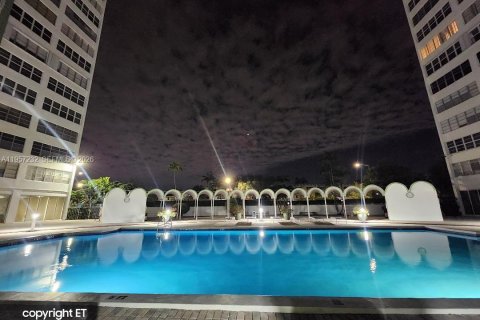 Купить кондоминиум в Норт-Майами, Флорида 2 спальни, 209.22м2, № 2019777 - фото 28