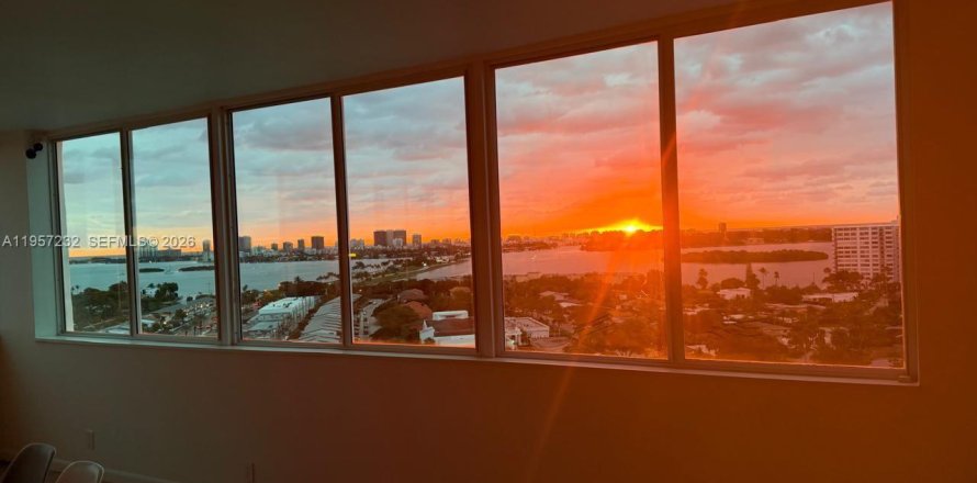 Кондоминиум с 2 спальнями в Норт-Майами, Флорида № 2019777