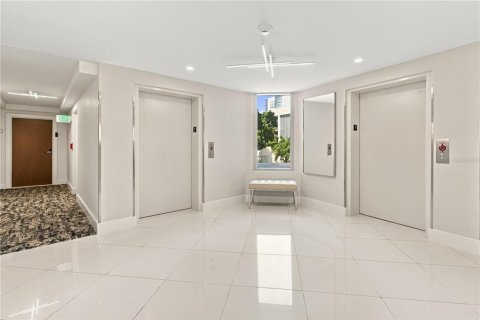 Condo in Sarasota, Florida, 2 bedrooms № 2395962 - photo 5