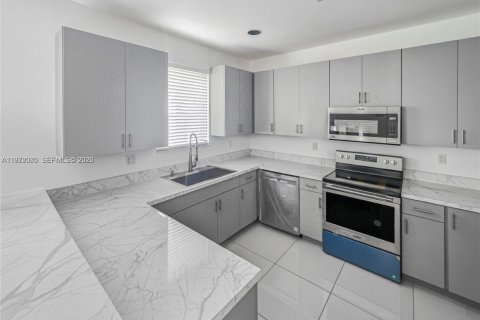 Villa ou maison à louer à Miami, Floride: 4 chambres, 201.97 m2 № 2042285 - photo 12