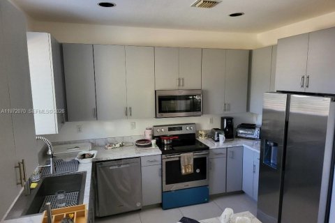 Villa ou maison à louer à Miami, Floride: 4 chambres, 201.97 m2 № 2042285 - photo 17