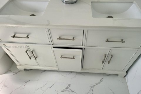 Villa ou maison à louer à Miami, Floride: 4 chambres, 201.97 m2 № 2042285 - photo 25